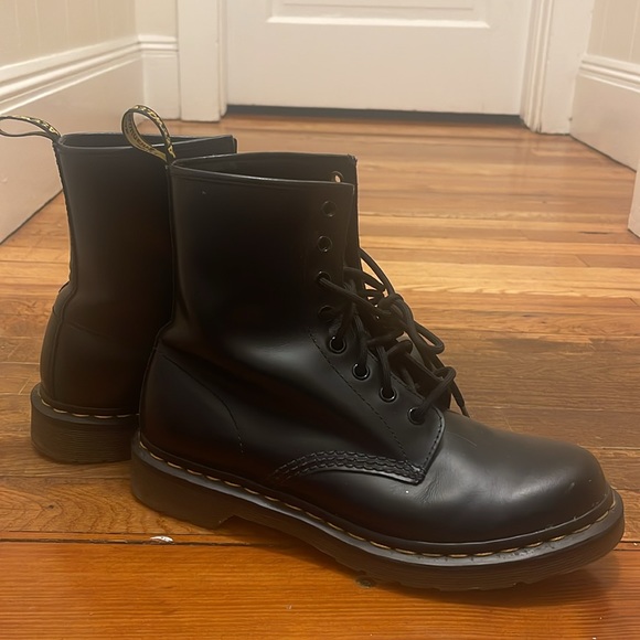 dr. martens original women’s boots. lightly worn, in good shape. - Picture 4 of 4